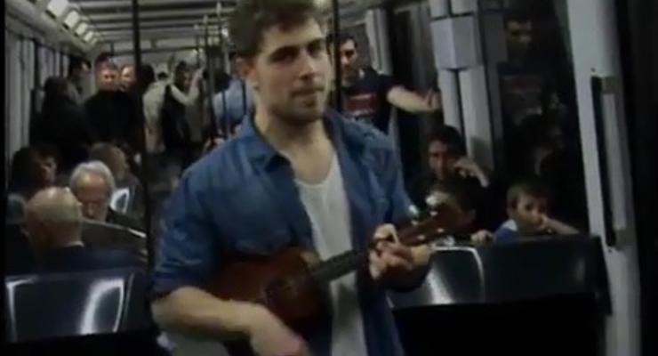 Мужчина нашел работу, пропев свое резюме в метро (ВИДЕО)