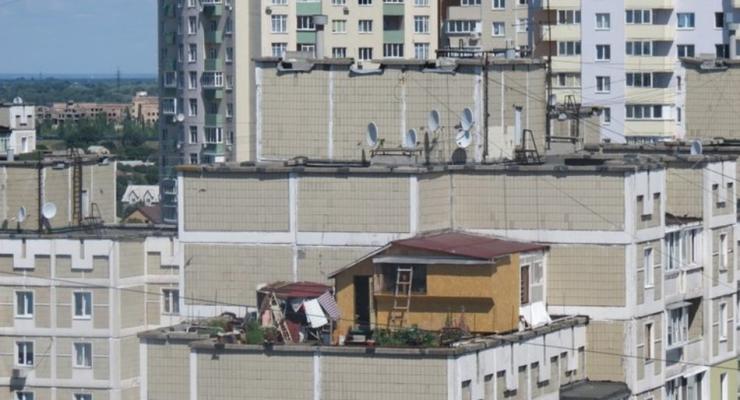 Домик на крыше киевской многоэтажки хотят снести