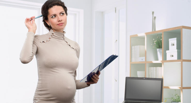 Беременной угрожают увольнением: как бороться с произволом