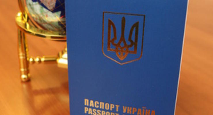 Власти озаботились тем, что украинцам навязывают платные услуги при оформлении загранпаспортов