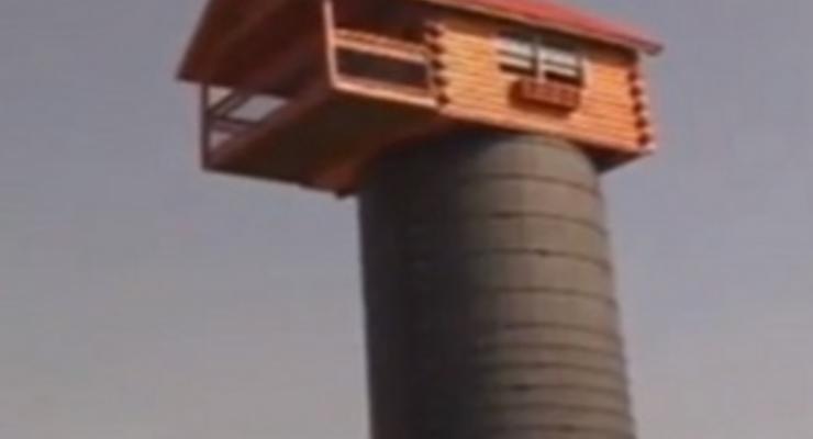 В США мужчина построил двухлетней внучке дом, водрузив его на 15-метровую силосную башню