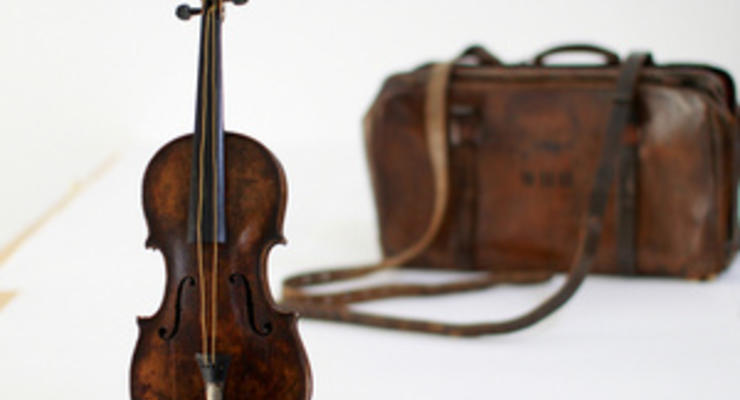 Скрипку, на которой играли во время гибели Титаника, выставят на торги
