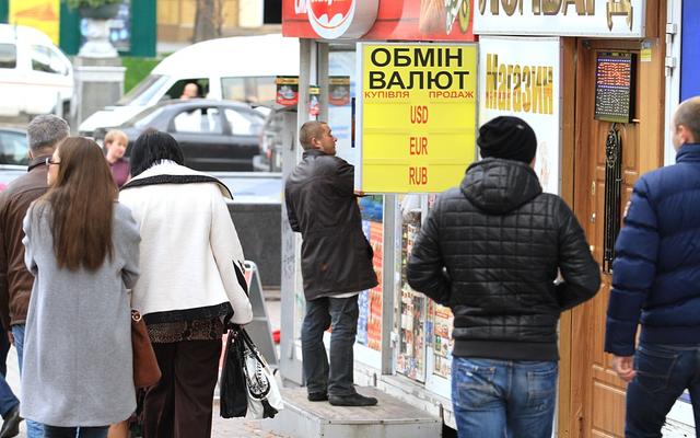 Менять валюту теперь можно без паспорта