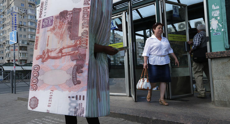 Власти России не видят "экзотики" в ослаблении рубля