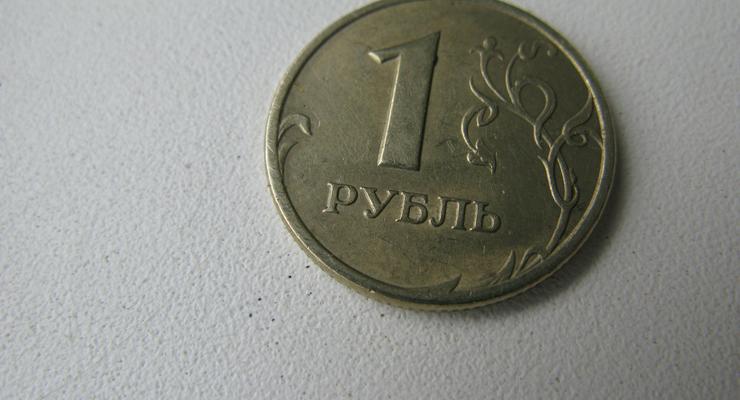 Рубль обновил многолетние минимумы к евро и корзине
