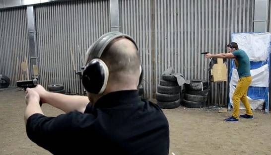 В Киеве журналистов обучают пользоваться огнестрельным оружием