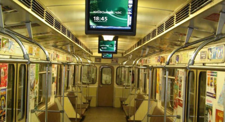Рекламные мониторы в столичном метро демонтируют за долги