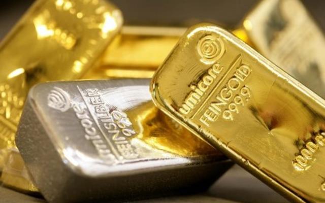 На товарной бирже Нью-Йорка золото и серебро дешевеет, а платина дорожает