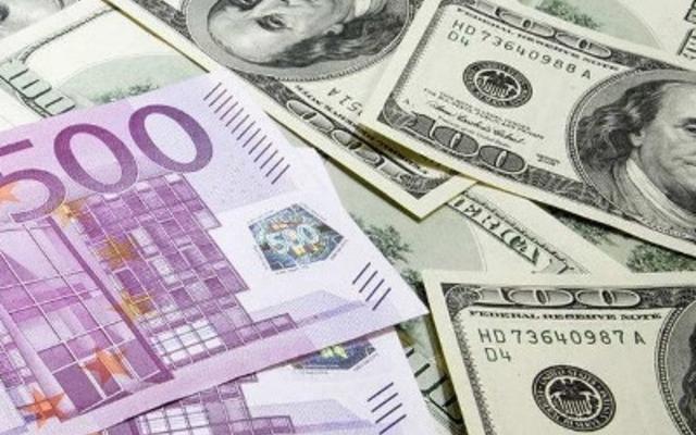 Евро снижается к основным мировым валютам