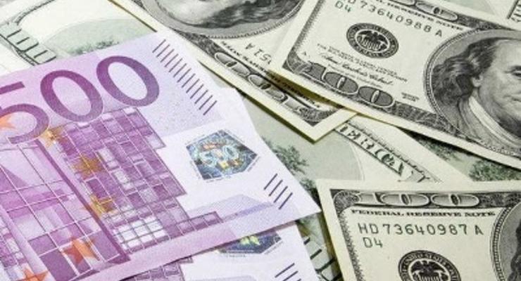 Евро снижается к основным  мировым валютам