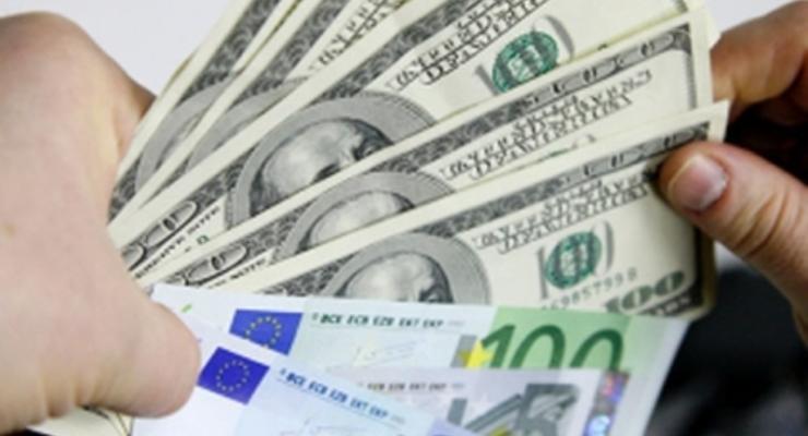 Торги долларом и евро на ММФБ открылись снижением курса рубля