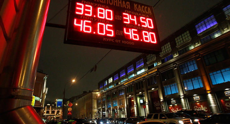 Рубль продолжит падение к доллару и евро - эксперт