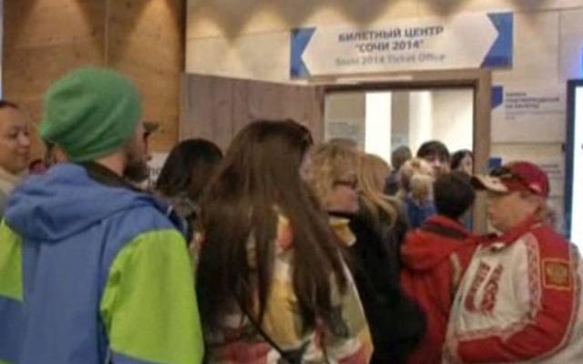 В Сочи болельщики часами стоят за билетами, трибуны остаются полупустыми