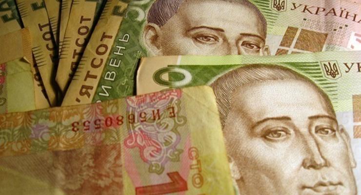 Украинская валюта продолжает дешеветь: доллар уже по 8,77