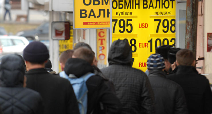 Украинцы забрали из банков больше $3 млрд
