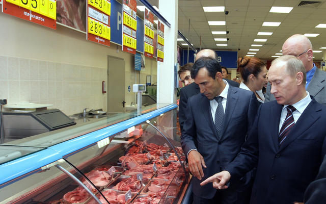 Путин запретил импорт продуктов из стран, которые ввели санкции против России