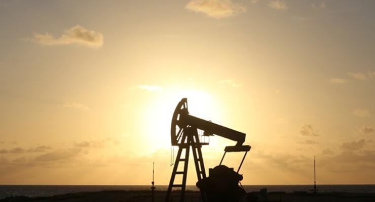 Цена на нефть впервые за полтора года опустилась ниже 90 долларов