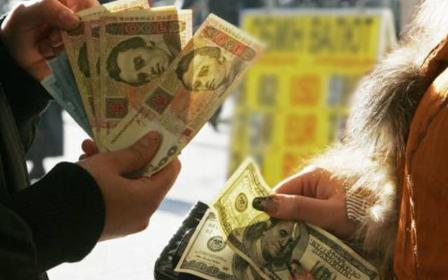 Украинцы массово торгуют валютой в интернете