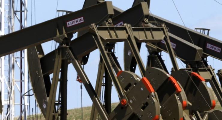 Нефть подешевела более чем на доллар за баррель