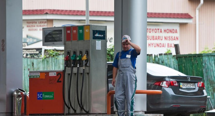 Украинцы стали меньше покупать бензин