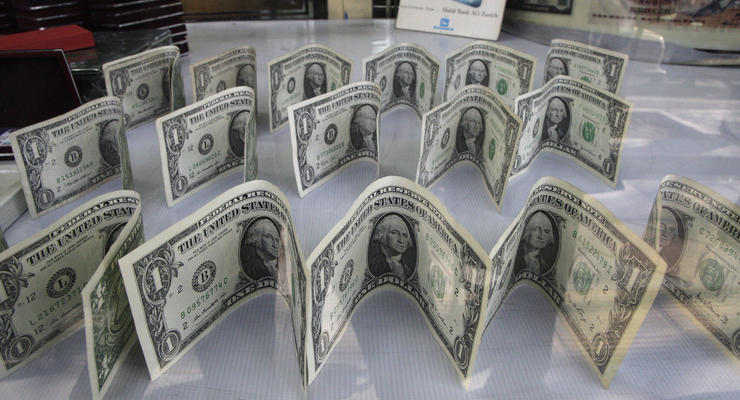 Курс доллара резко вырос к закрытию межбанка