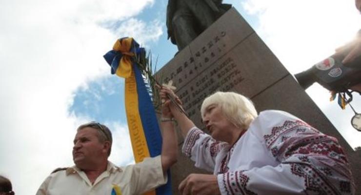 Украинка отсудила у государства 5 тыс. евро за венок Януковича