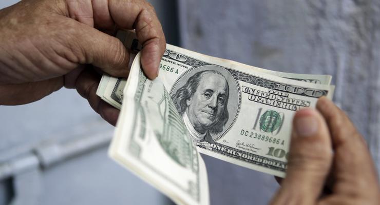 Курс доллара снизился к закрытию межбанка