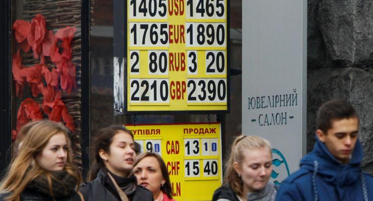 Обвал гривны: в Киеве невозможно купить доллар