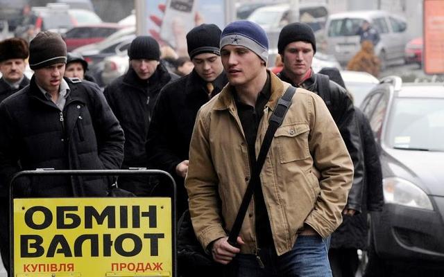 Доллар подешевел к закрытию межбанка
