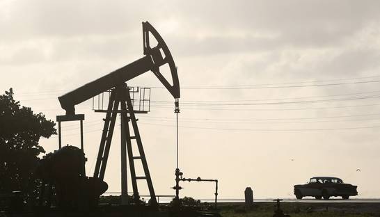 Нефть дешевеет после решения экспортеров не снижать добычу