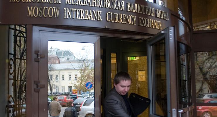 Рынок акций РФ рухнул до пятилетнего минимума на фоне обвала рубля