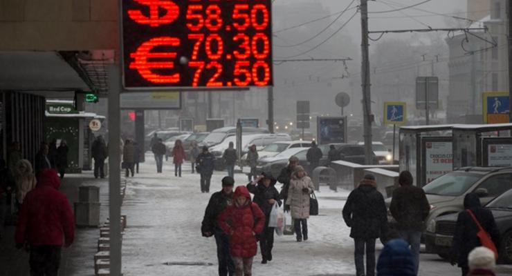 СМИ: В России банки начали закупать пятизначные уличные табло курсов валют