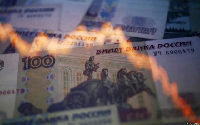 Рубль ставит новые рекорды: доллар - 66, евро - 83