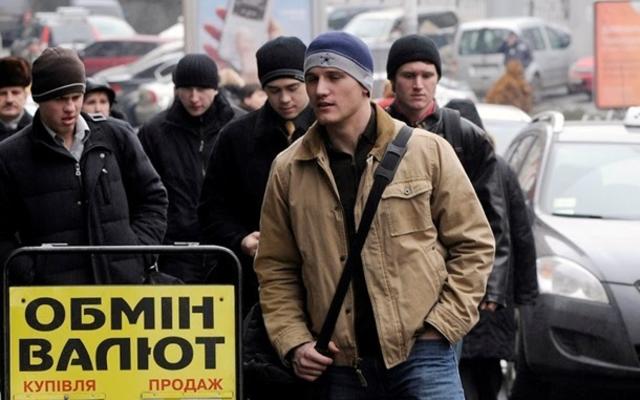 Доллар подешевел к закрытию межбанка