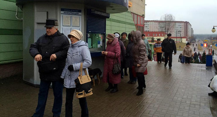 В Беларуси банки продают доллары себе в убыток