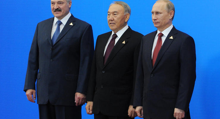 Бизнес Казахстана просит ограничить торговлю в ЕАЭС из-за упавшего рубля