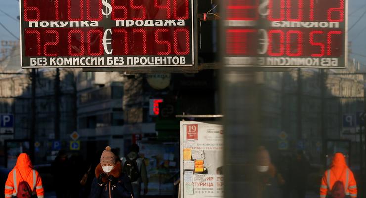 Курс рубля снижается на фоне падения цен на нефть