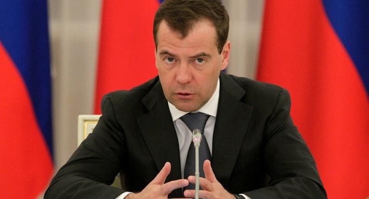 Медведев угрожает Западу "реакцией без ограничений" за отключение от SWIFT