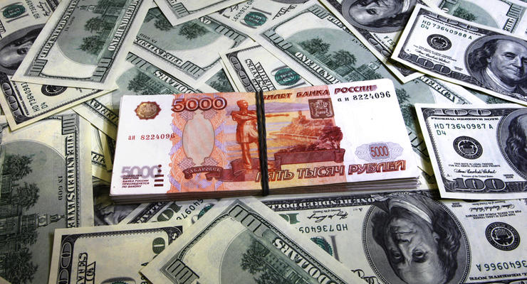 Рубль снова дешевеет под угрозой санкций для РФ