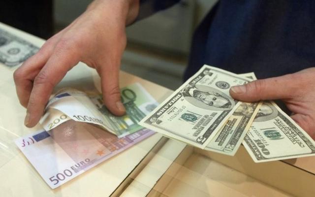 Нацбанк опустил гривну ниже 27 грн за доллар