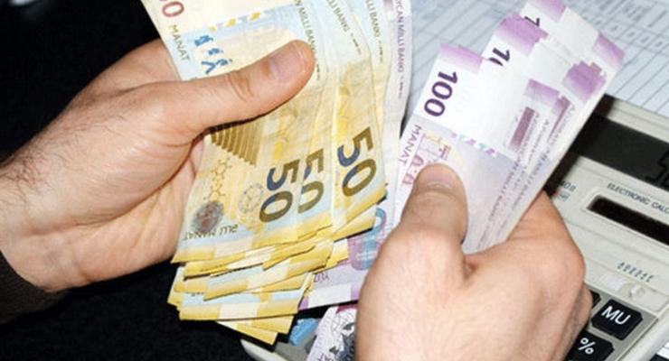 Валюта Азербайджана обесценилась за день на 33%
