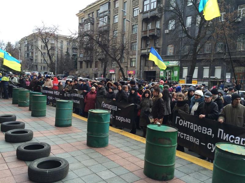 Протестующие привезли под здание НБУ шины / unn.com.ua