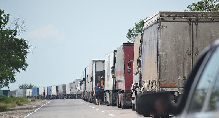 На въезде в Крым скопилось свыше 900 грузовых авто