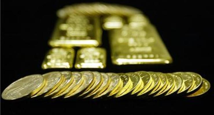Золото дешевеет из-за укрепления доллара