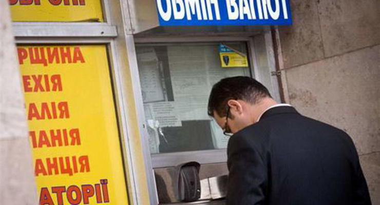 Украинцы второй месяц подряд продают валюты больше, чем покупают