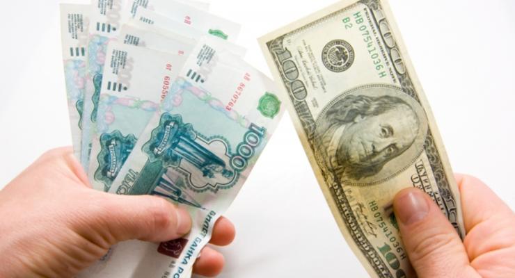 На черном рынке за неделю подешевел доллар и подорожал рубль