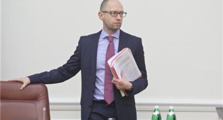 Яценюк предлагает отдать таможни в управление иностранцам