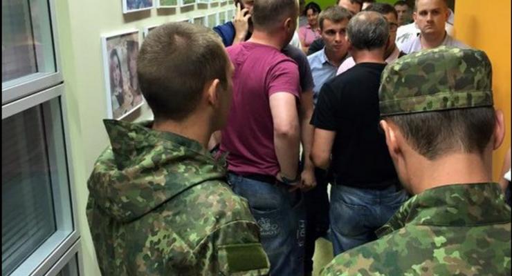 В Одессе силовики штурмовали офис сети магазинов Антошка