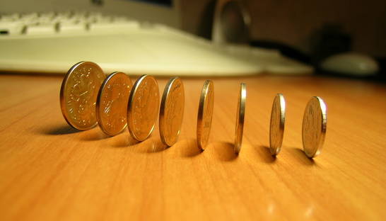 Кремль признал, что не сможет поддерживать рубль