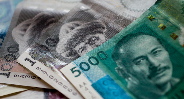 Вслед за тенге снизился курс кыргызского сома к доллару
